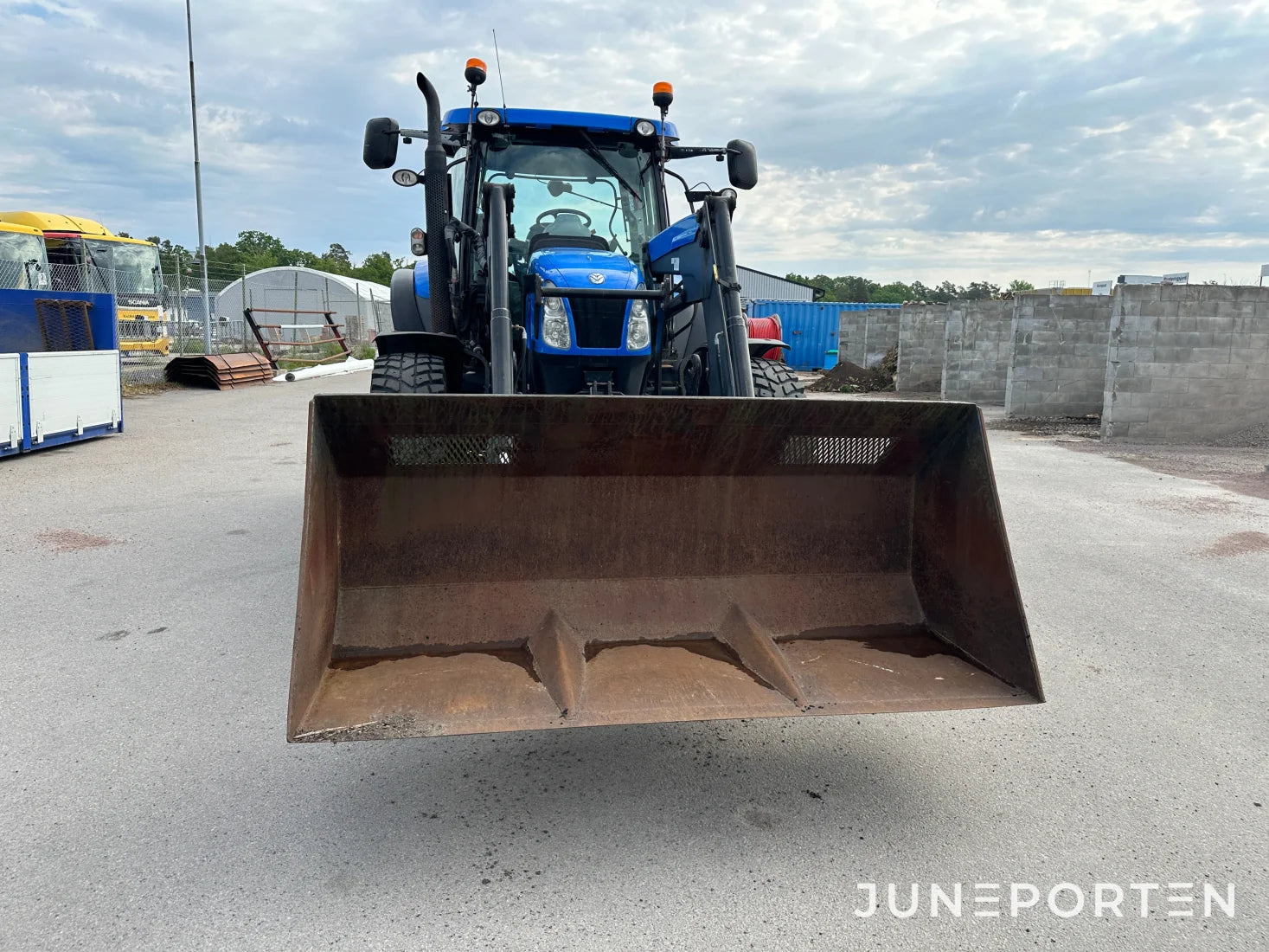 New Holland T 6020 med lastare & frontlyft