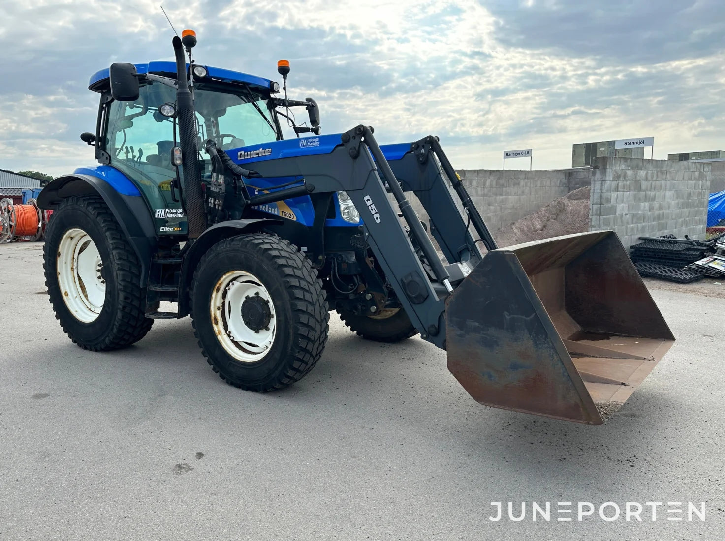 New Holland T 6020 med lastare & frontlyft