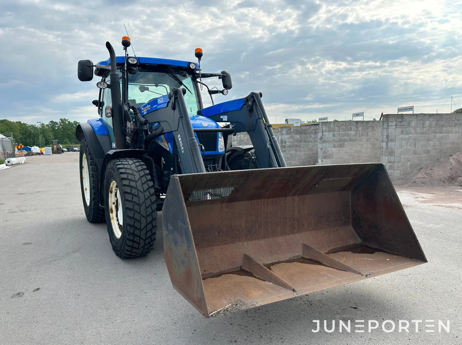 New Holland T 6020 med lastare & frontlyft