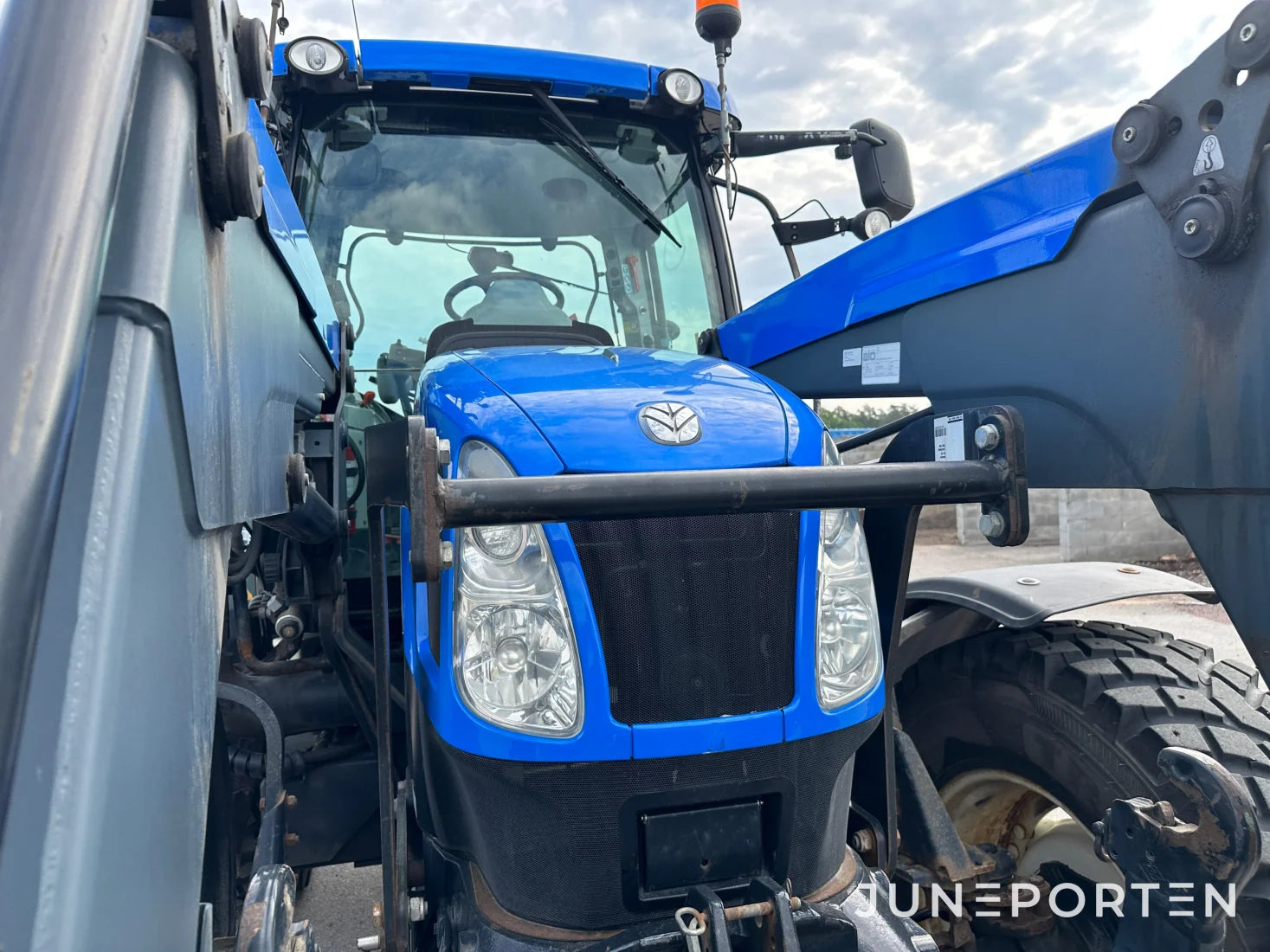 New Holland T 6020 med lastare & frontlyft