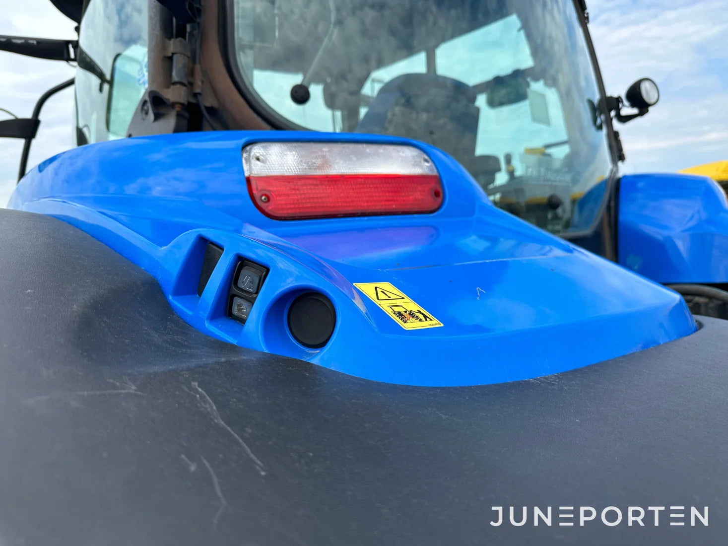 New Holland T 6020 med lastare & frontlyft