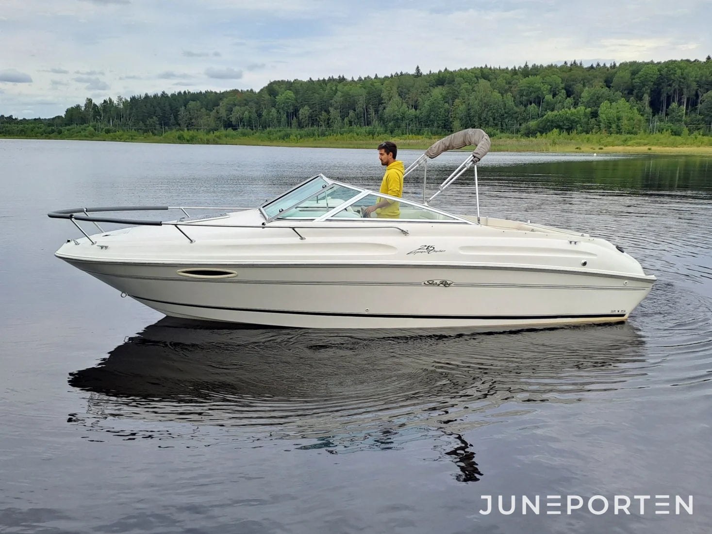 Sea Ray 215 Express Cruiser