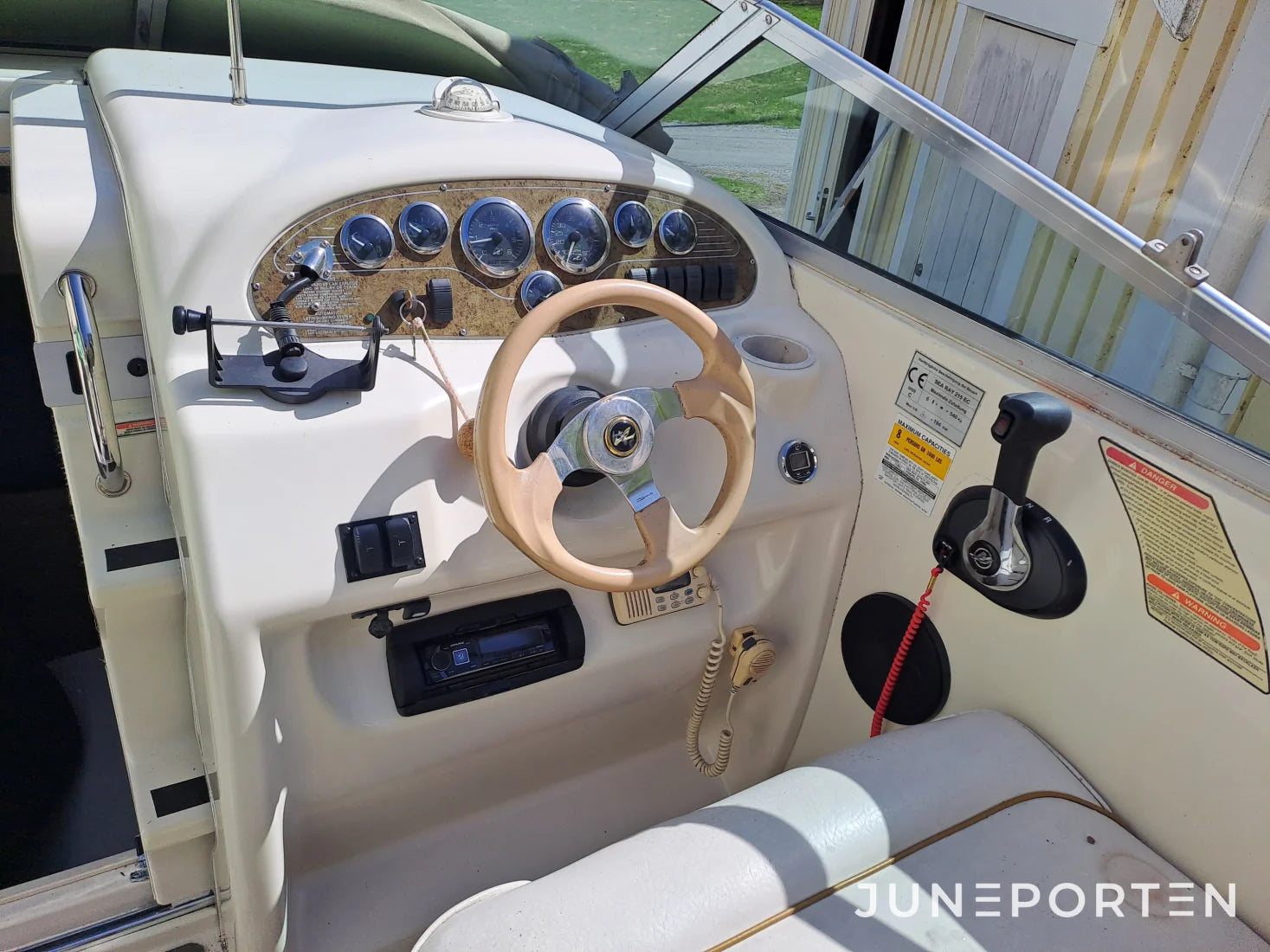 Sea Ray 215 Express Cruiser