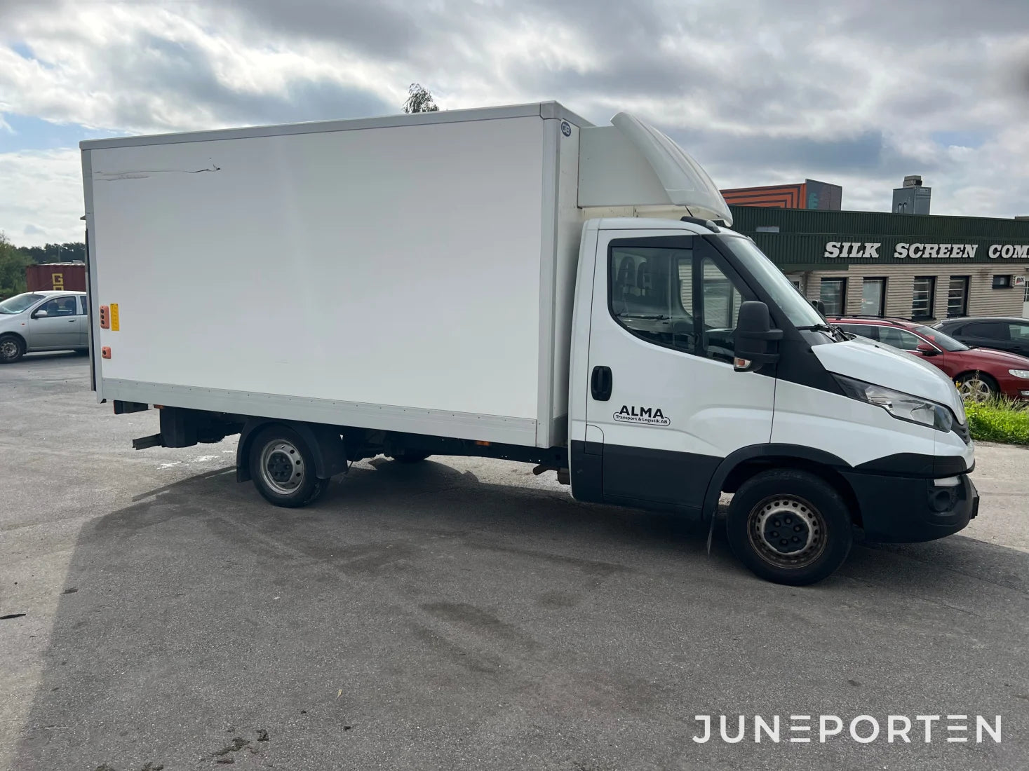 Skåpbil Iveco Daily med bakgavellyft