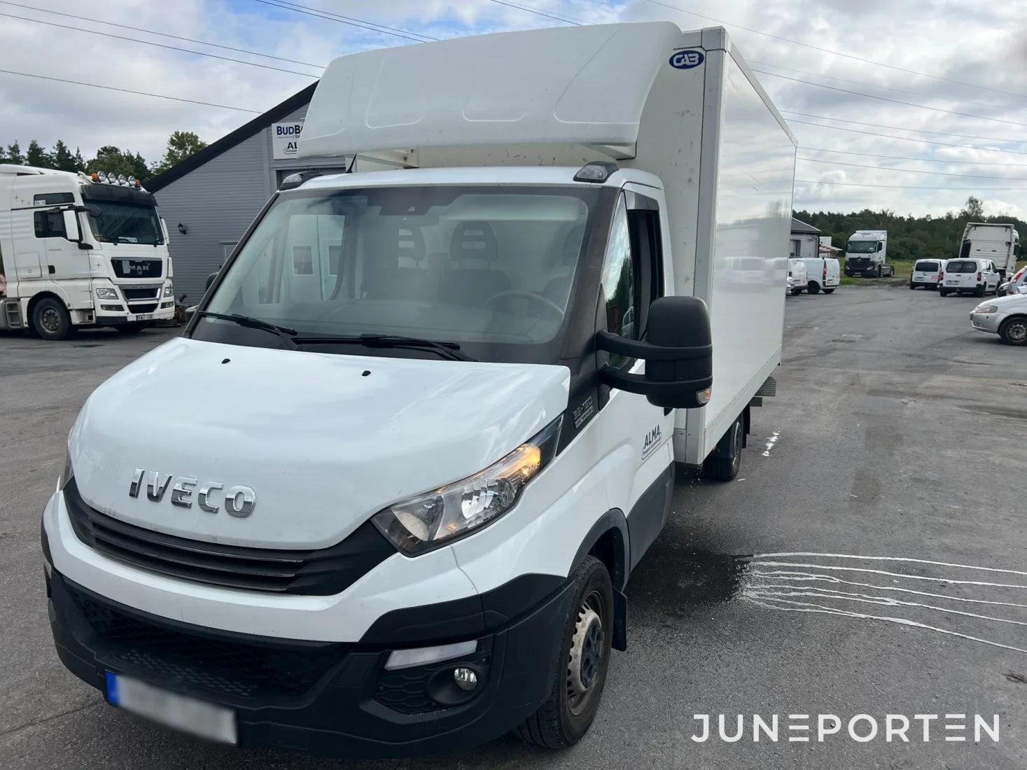 Skåpbil Iveco Daily med bakgavellyft