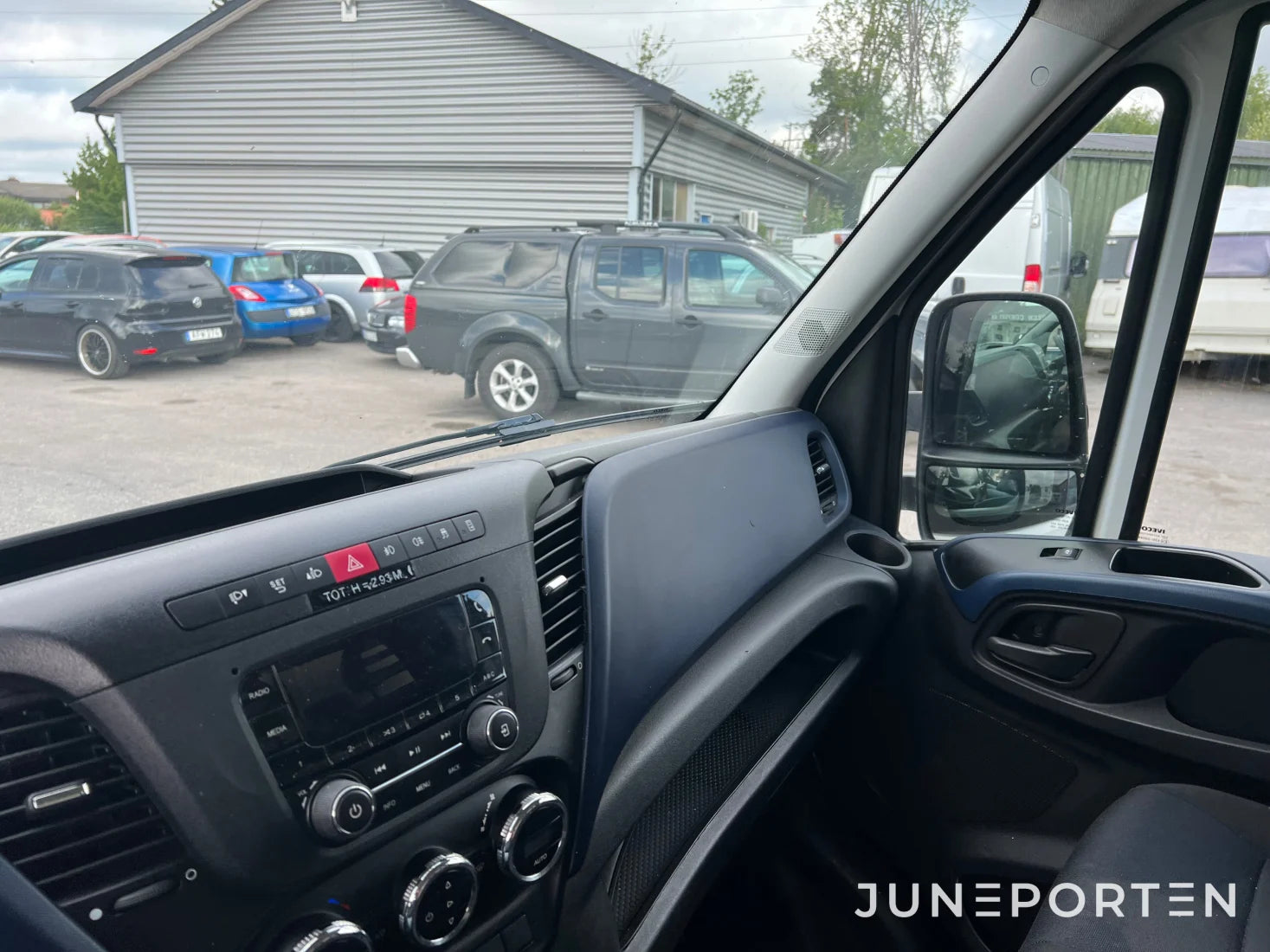 Skåpbil Iveco Daily med bakgavellyft