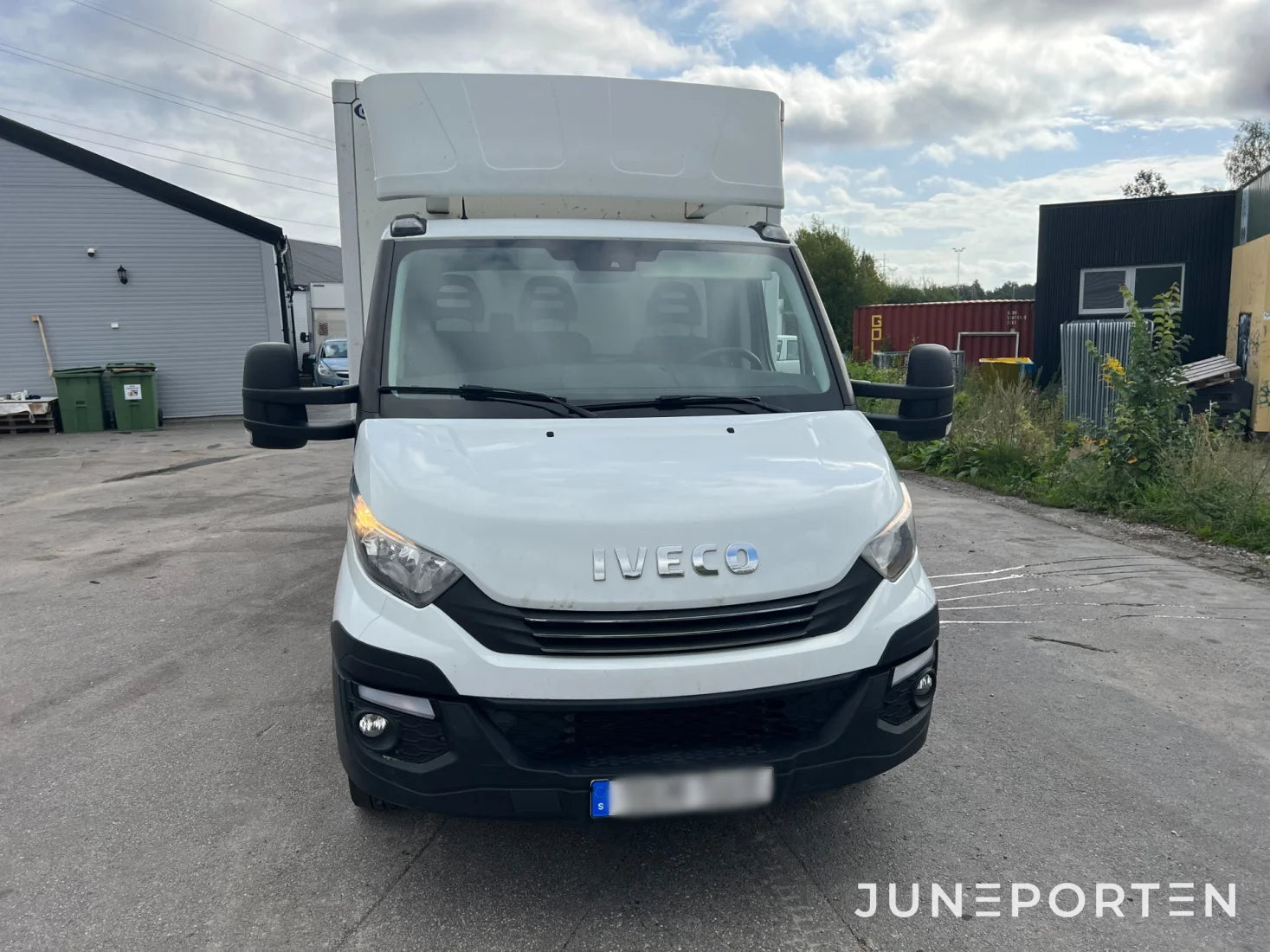 Skåpbil Iveco Daily med bakgavellyft