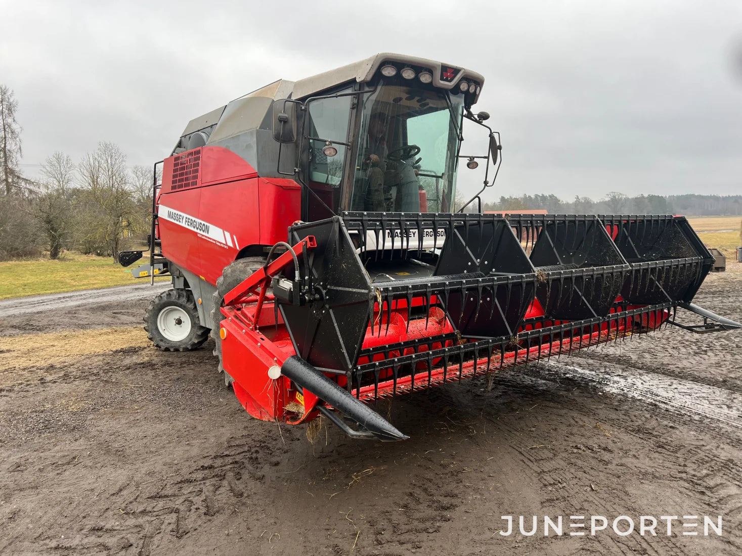 Skördetröska Massey Ferguson C6