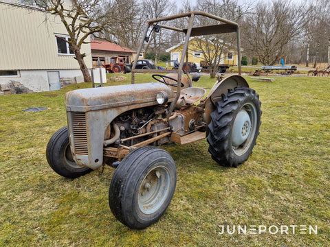 Traktor Massey Ferguson Grålle Med Plog
