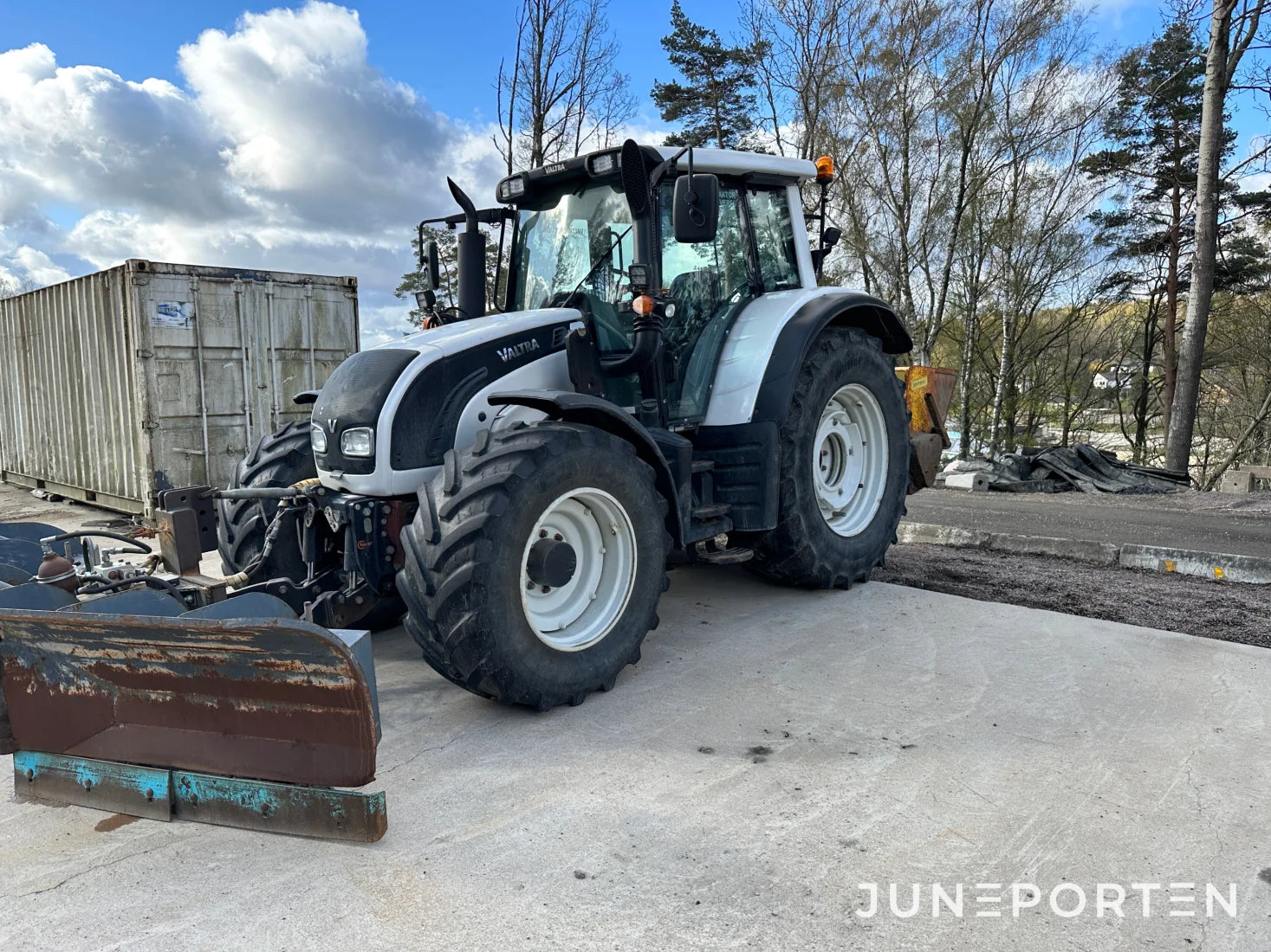 Valtra N142 Versu med lastare & frontlyft