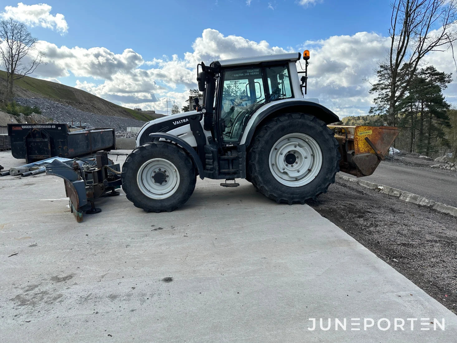 Valtra N142 Versu med lastare & frontlyft