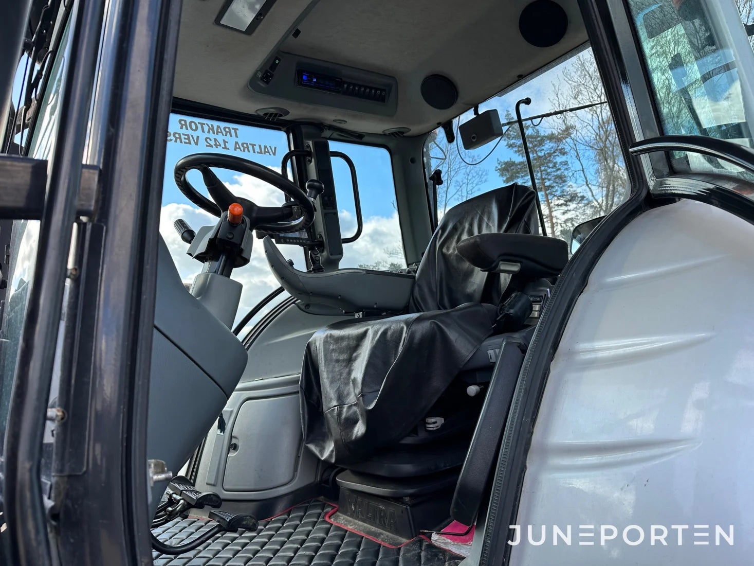 Valtra N142 Versu med lastare & frontlyft