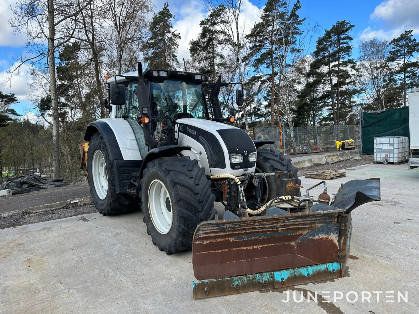 Valtra N142 Versu med lastare & frontlyft