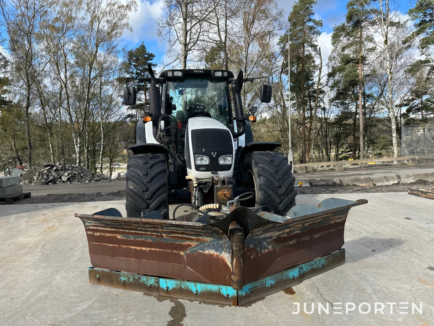 Valtra N142 Versu med lastare & frontlyft