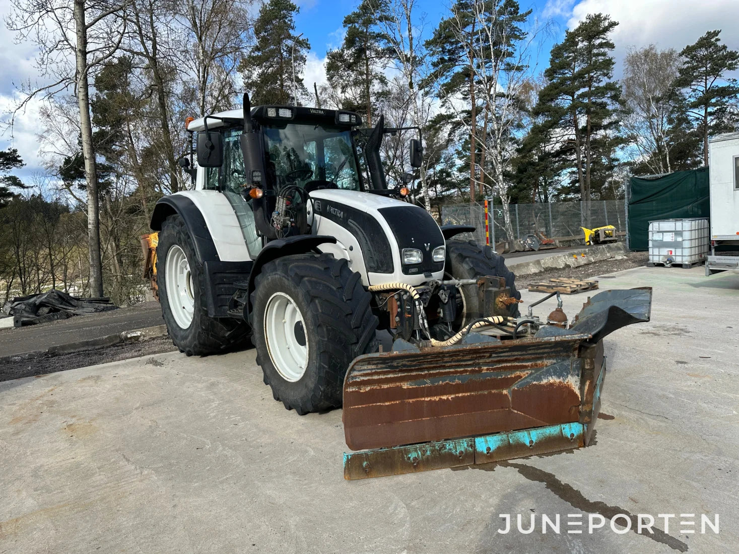 Valtra N142 Versu med lastare & frontlyft