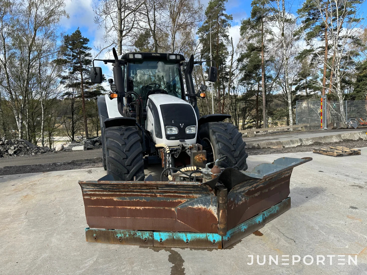 Valtra N142 Versu med lastare & frontlyft