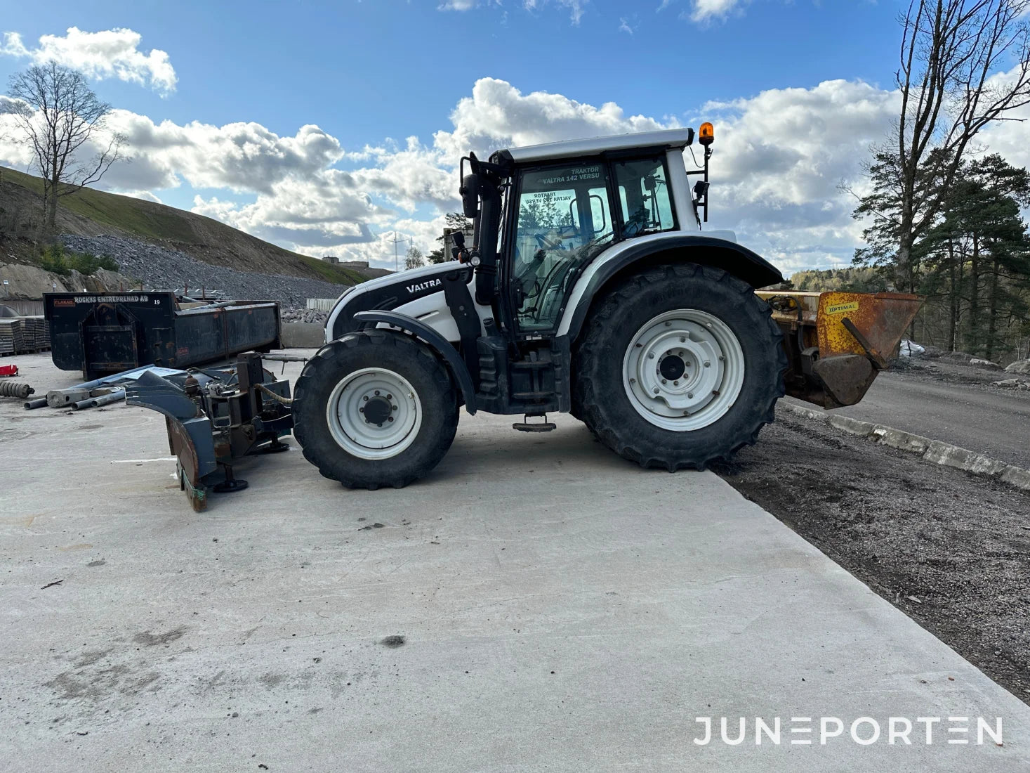 Valtra N142 Versu med lastare & frontlyft