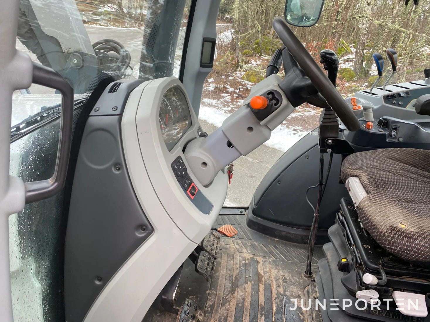 Valtra N114E Hitech med lastare