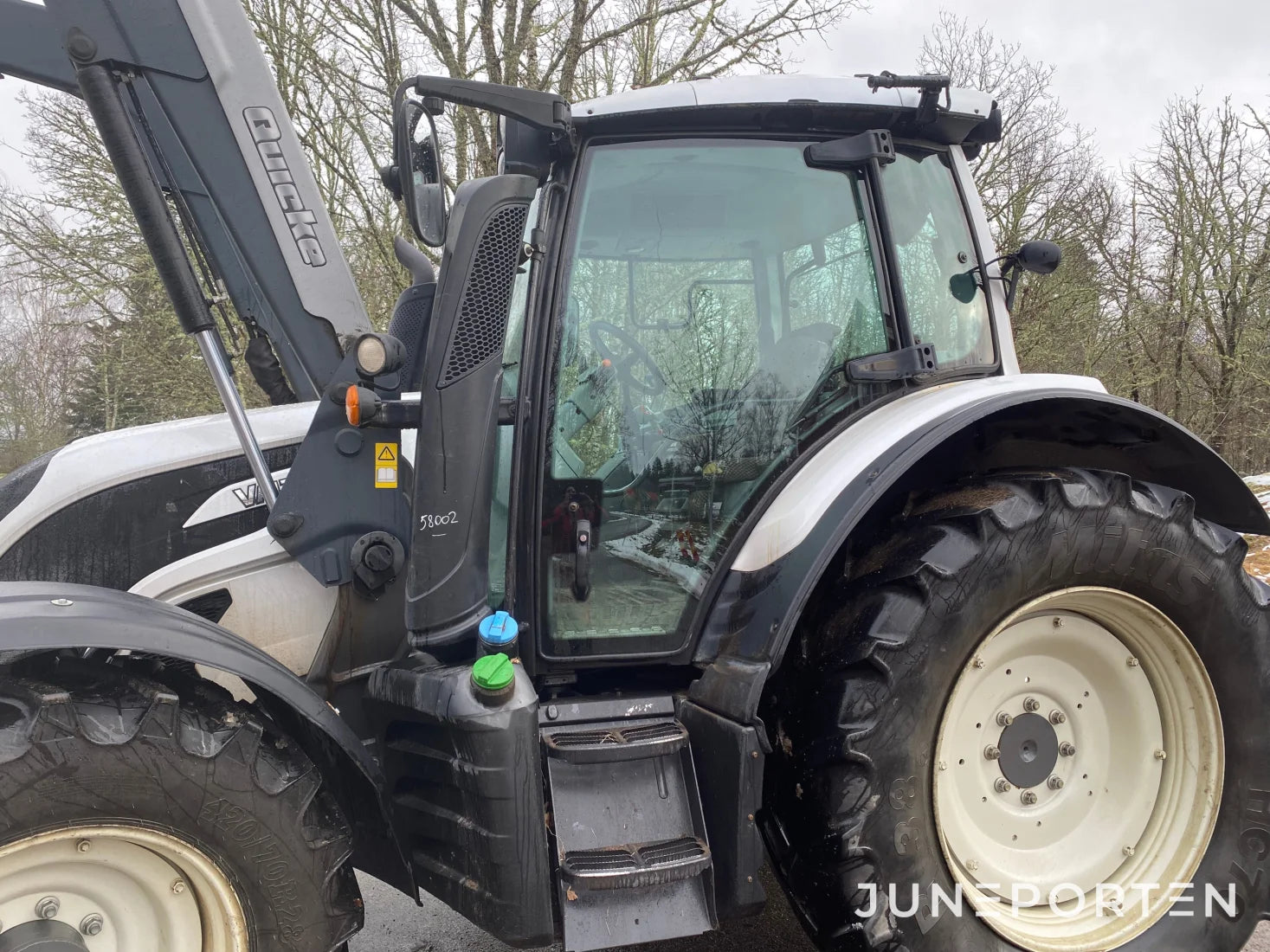 Valtra N114E Hitech med lastare