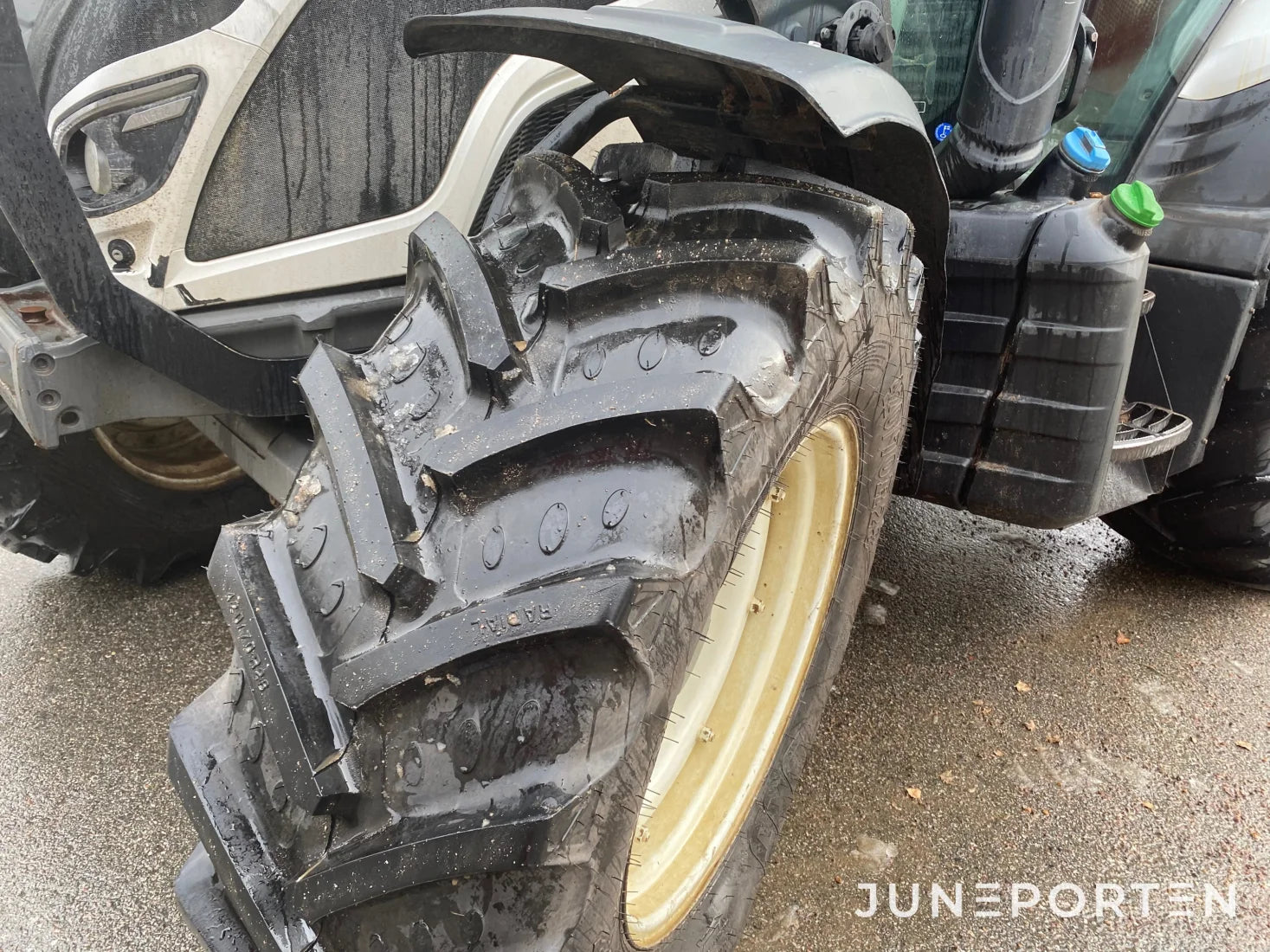 Valtra N114E Hitech med lastare