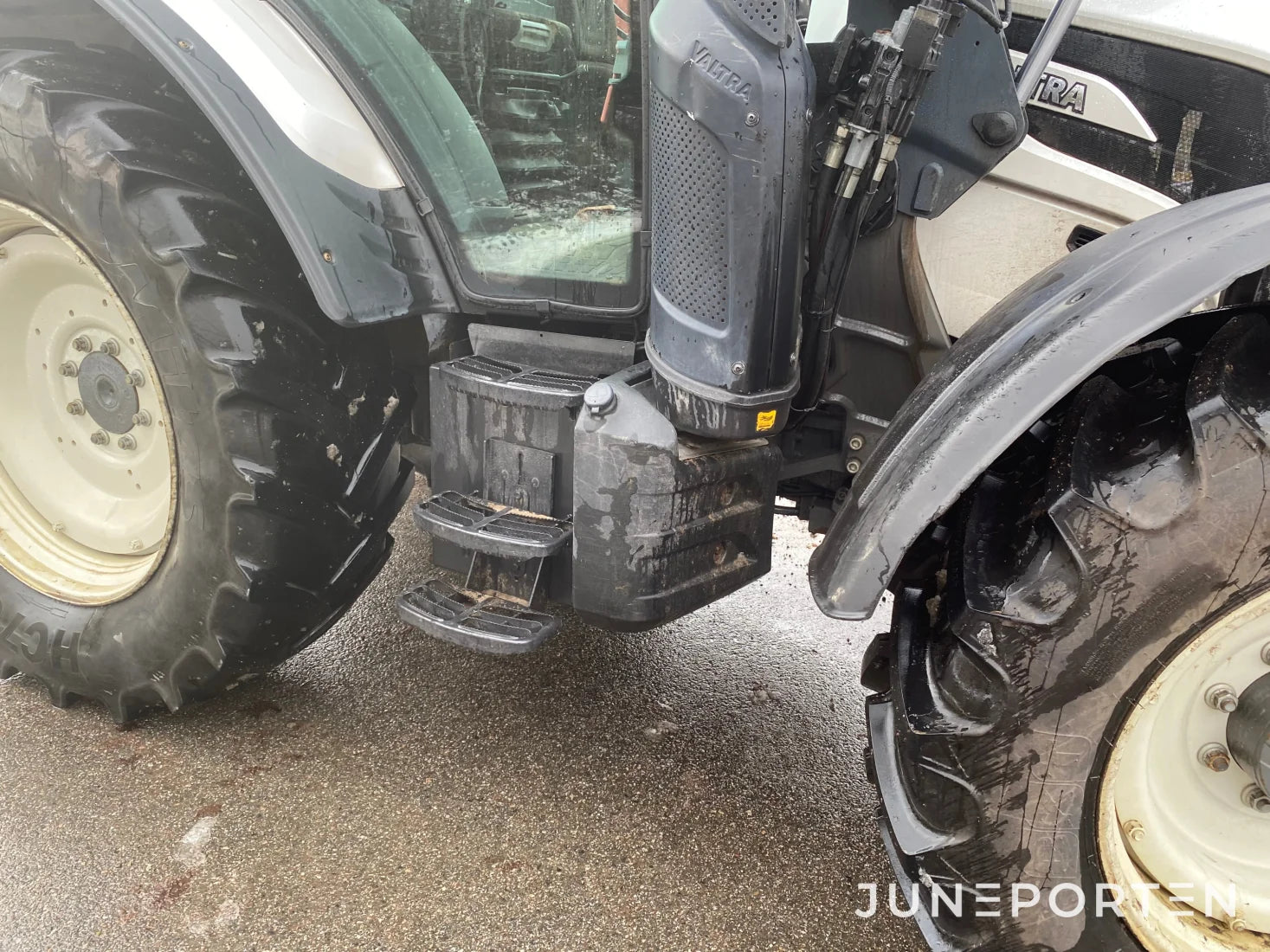 Valtra N114E Hitech med lastare