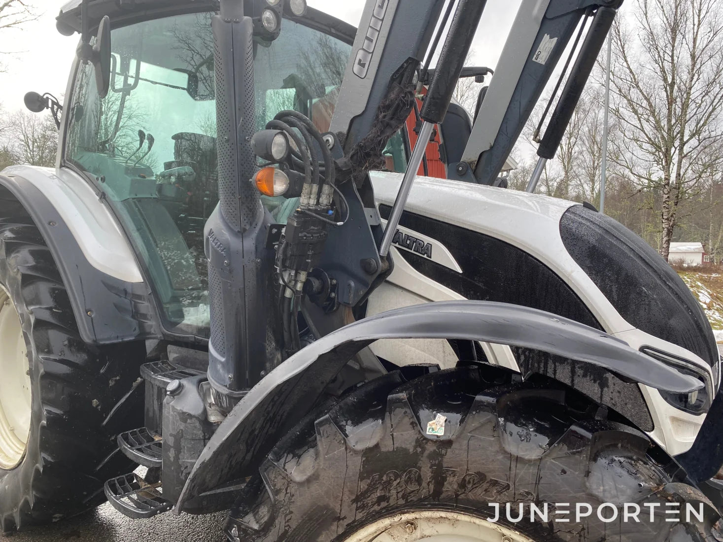 Valtra N114E Hitech med lastare