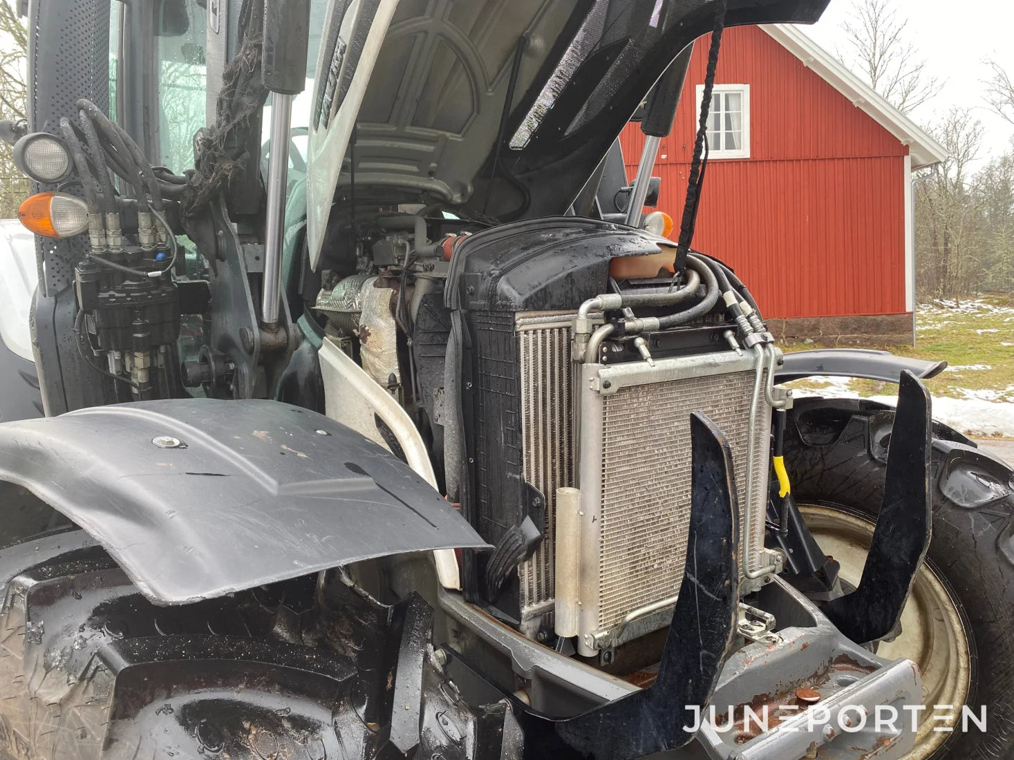 Valtra N114E Hitech med lastare