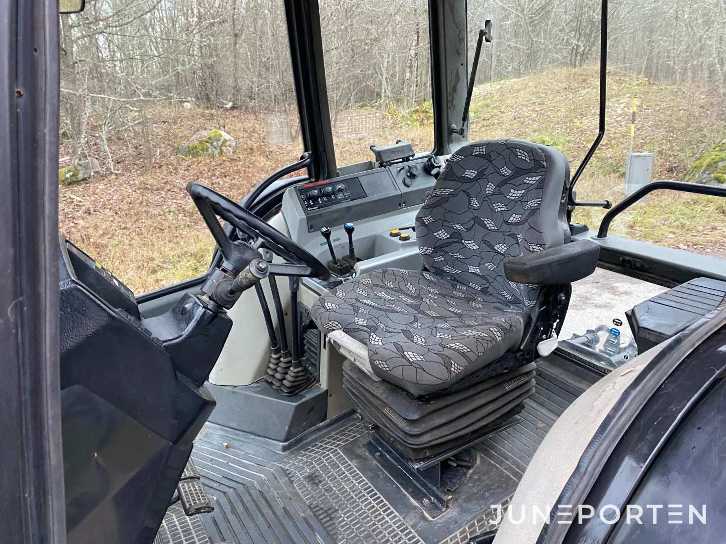 Valtra Valmet 6300 med fäste för frontlastare