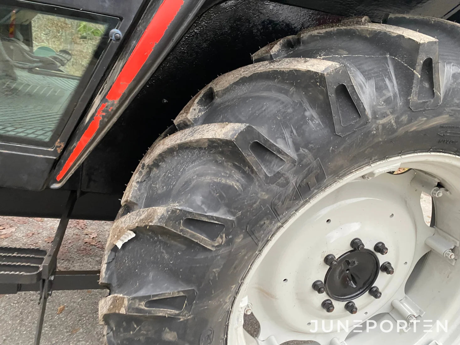 Valtra Valmet 6300 med fäste för frontlastare