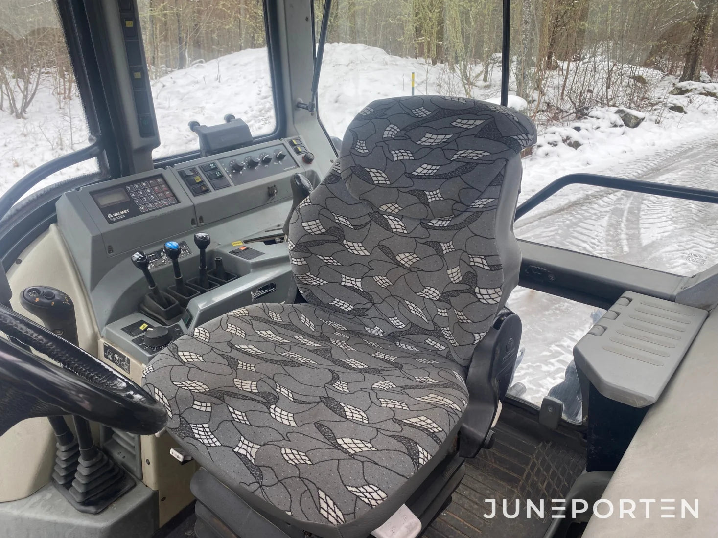 Valtra Valmet 6750 med lastarfäste