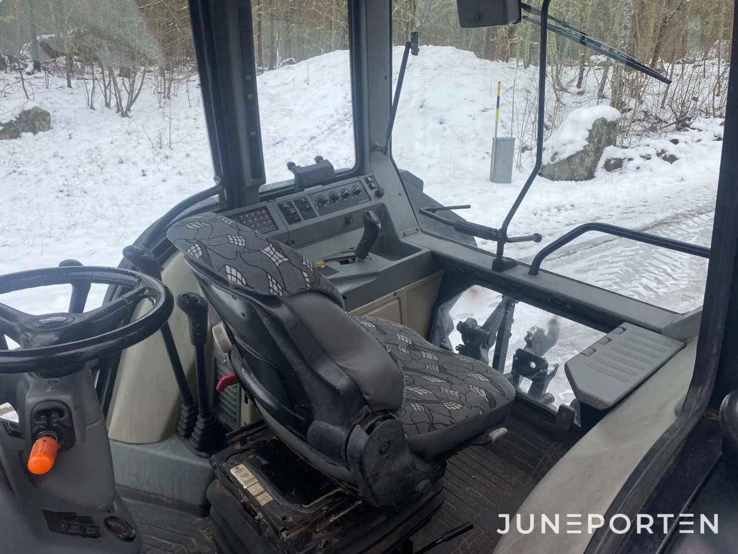 Valtra Valmet 6750 med lastarfäste