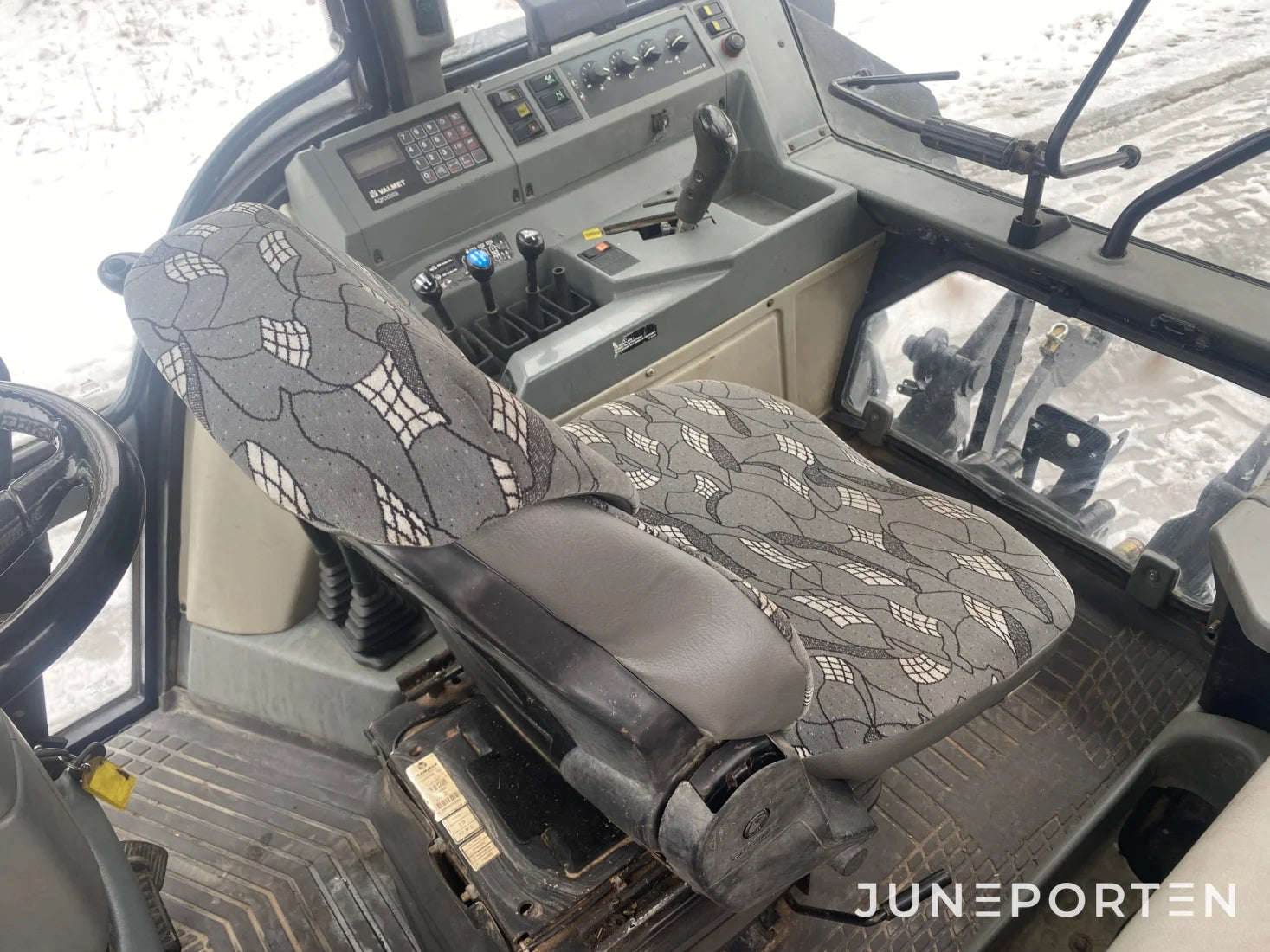 Valtra Valmet 6750 med lastarfäste