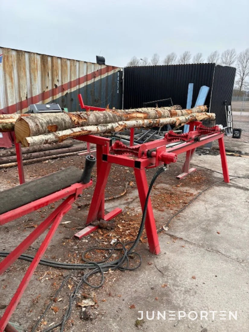 Vedbord Med Hydraulisk Inmatningsbana