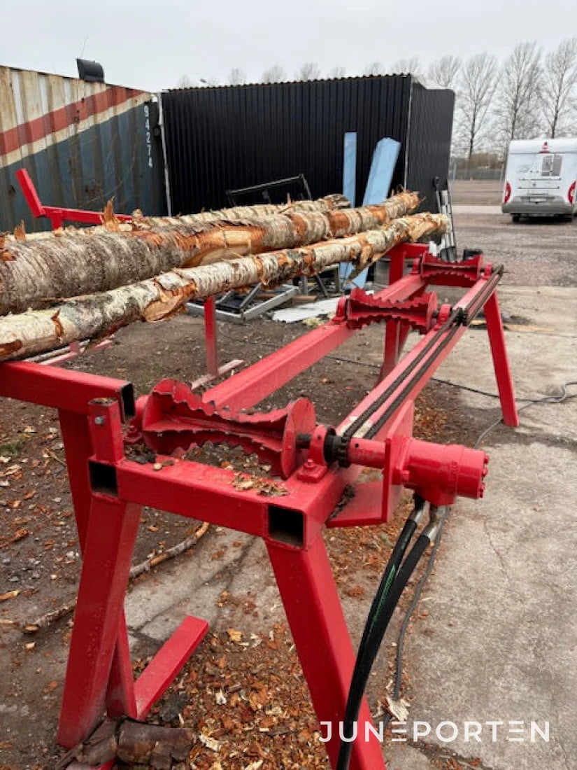 Vedbord Med Hydraulisk Inmatningsbana