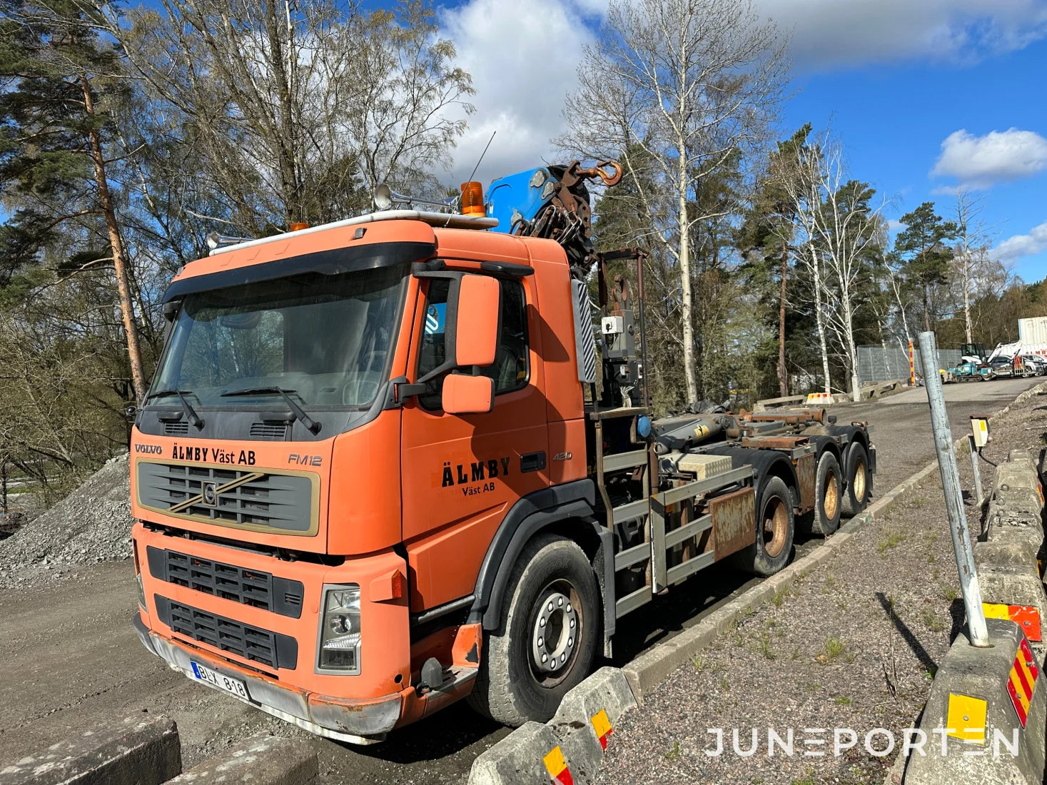 Volvo FM12 med lastväxlare & kran