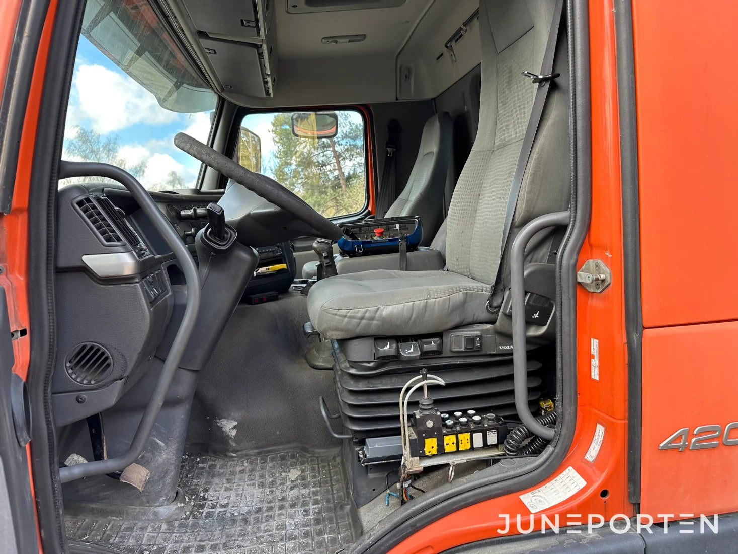 Volvo FM12 med lastväxlare & kran