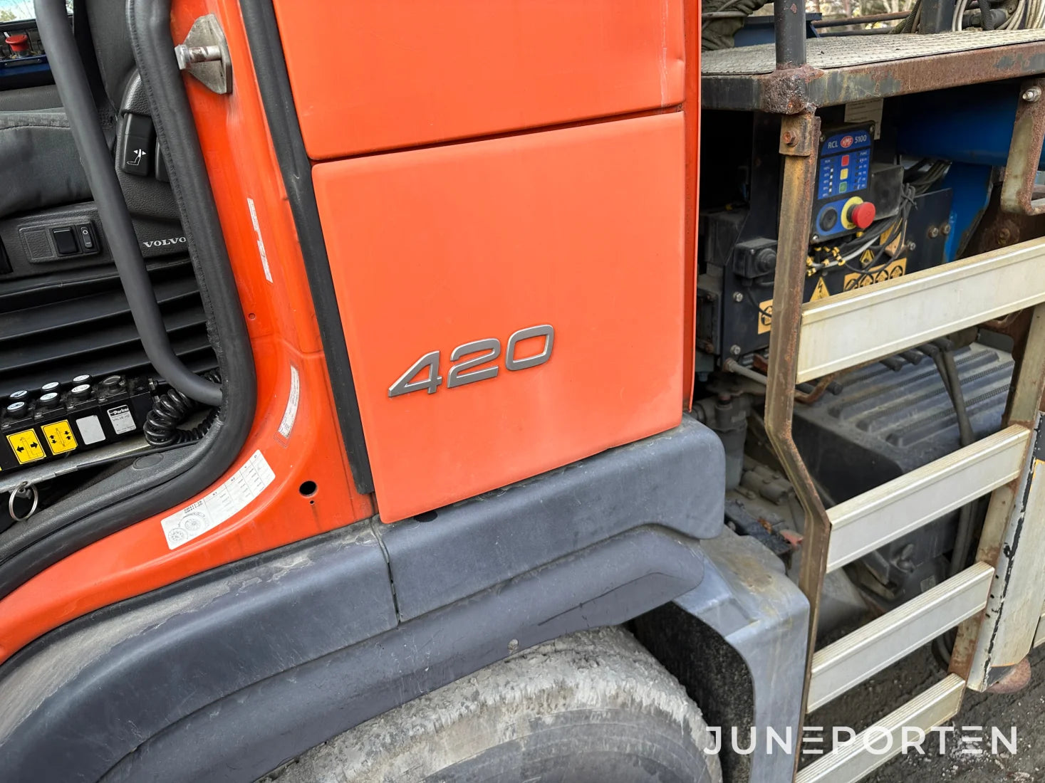 Volvo FM12 med lastväxlare & kran