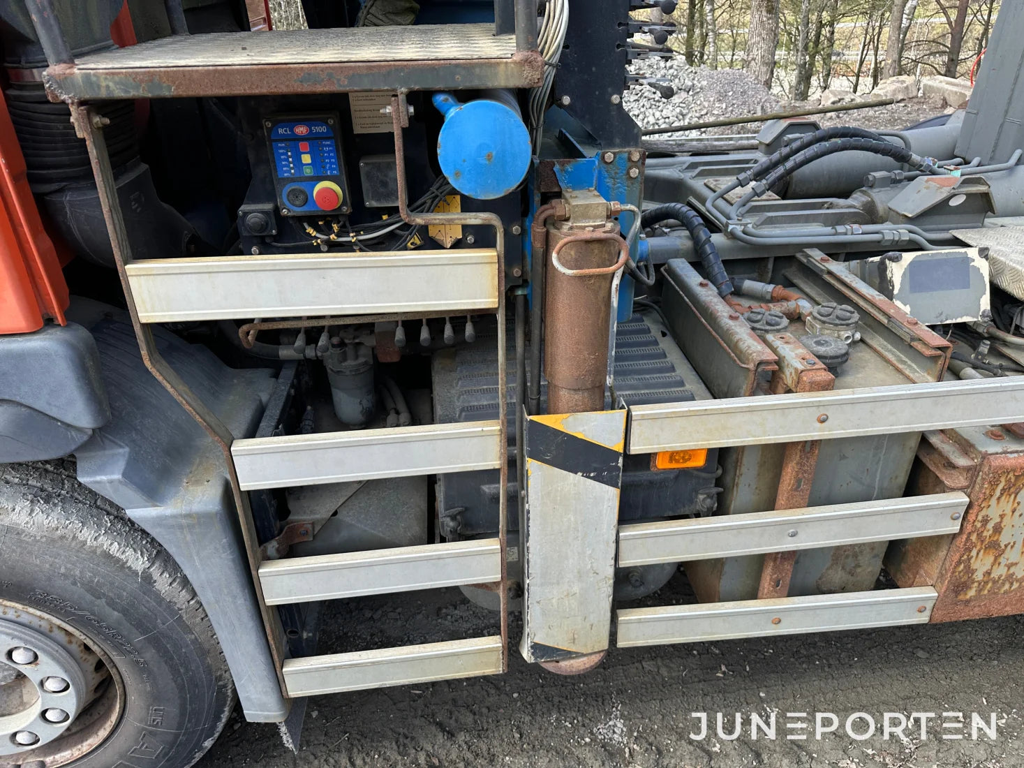 Volvo FM12 med lastväxlare & kran