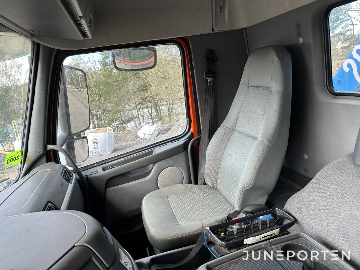 Volvo FM12 med lastväxlare & kran