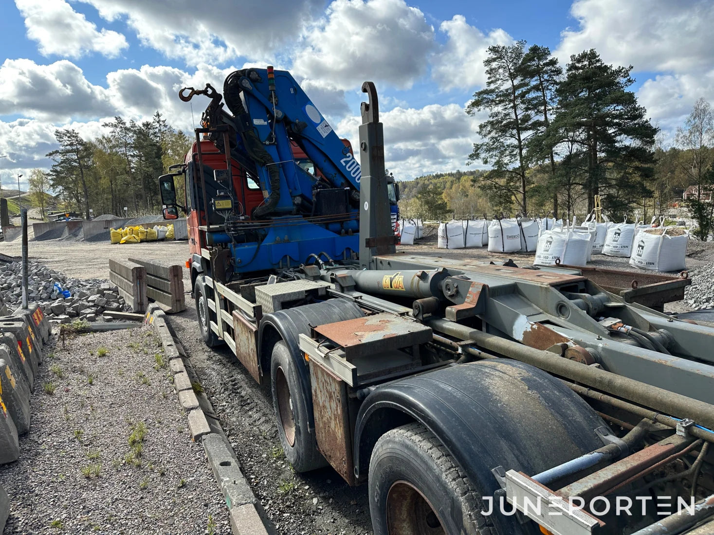 Volvo FM12 med lastväxlare & kran