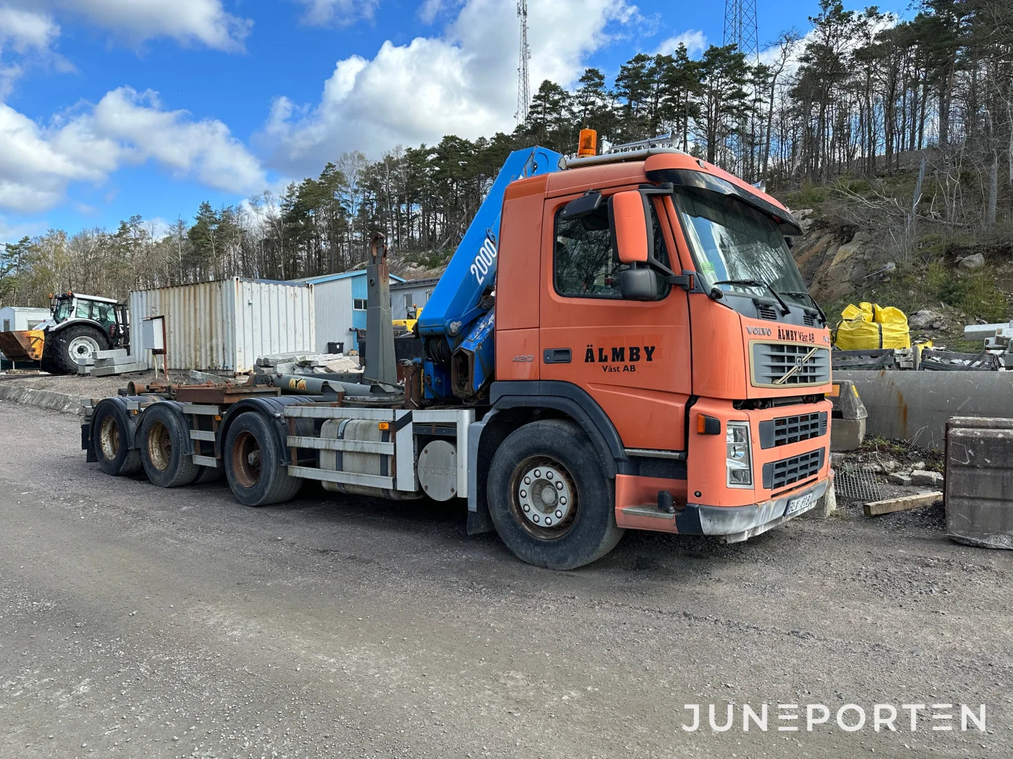 Volvo FM12 med lastväxlare & kran