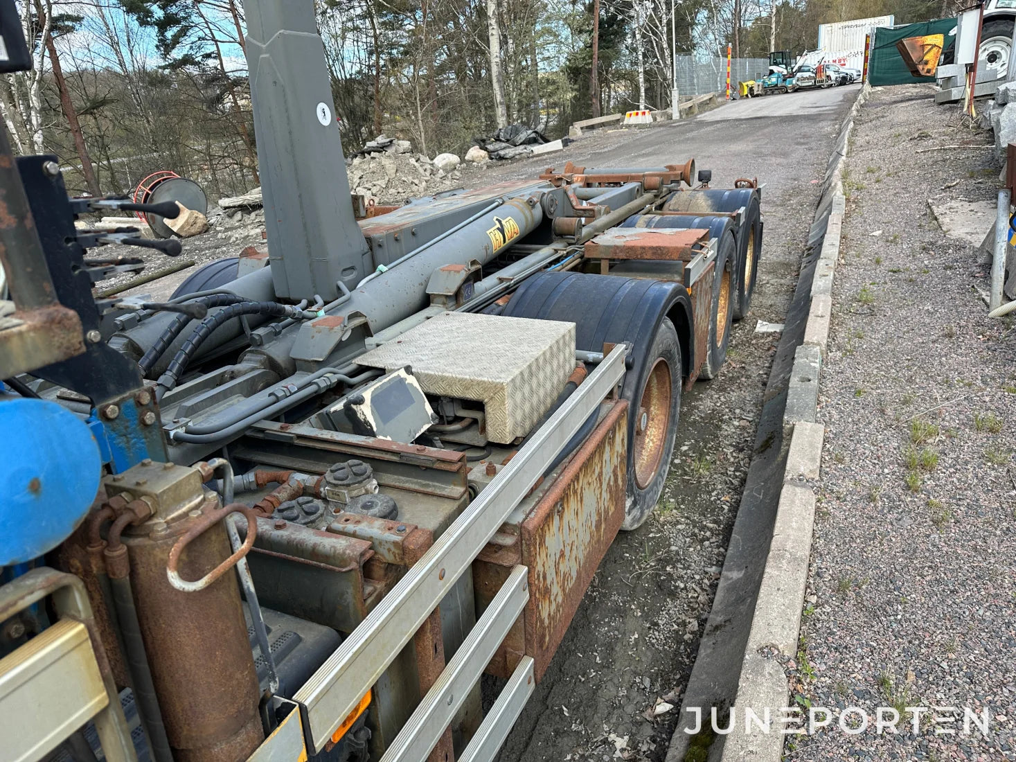 Volvo FM12 med lastväxlare & kran