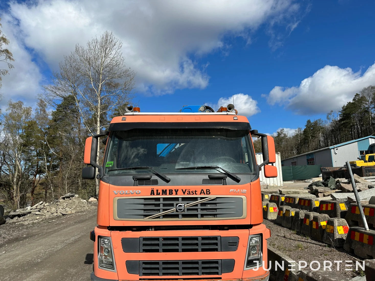 Volvo FM12 med lastväxlare & kran