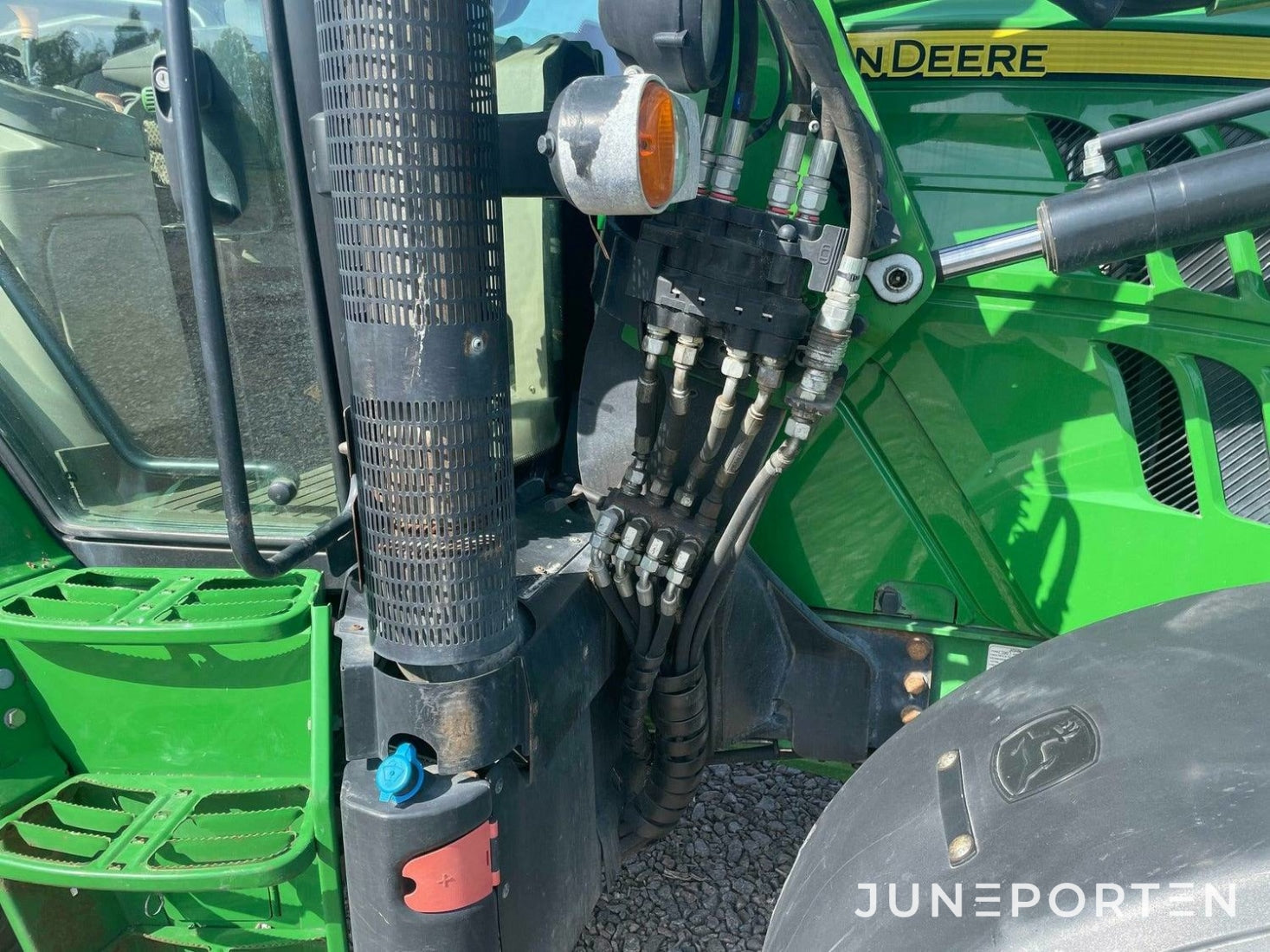 John Deere 6115R med lastare