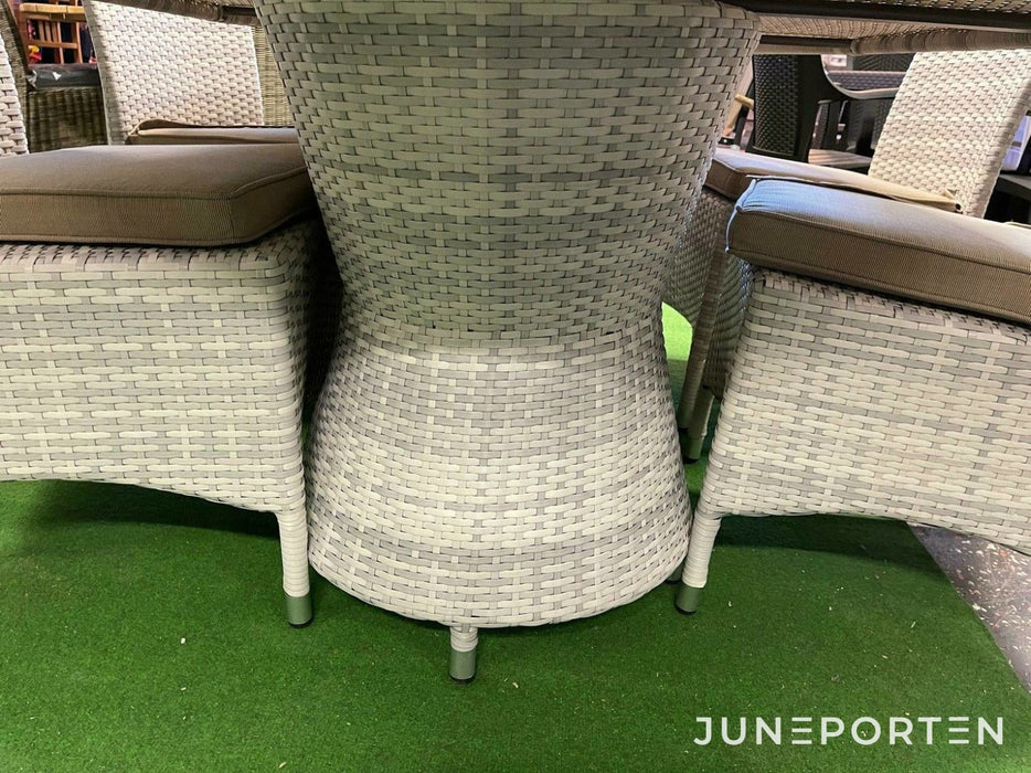 Ovalt bord med 6 stolar - Juneporten