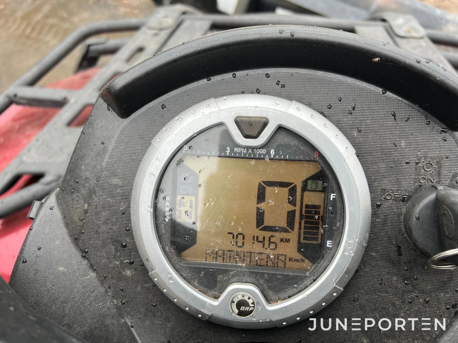 ATV Can-Am Outlander 800R med plog och vagn