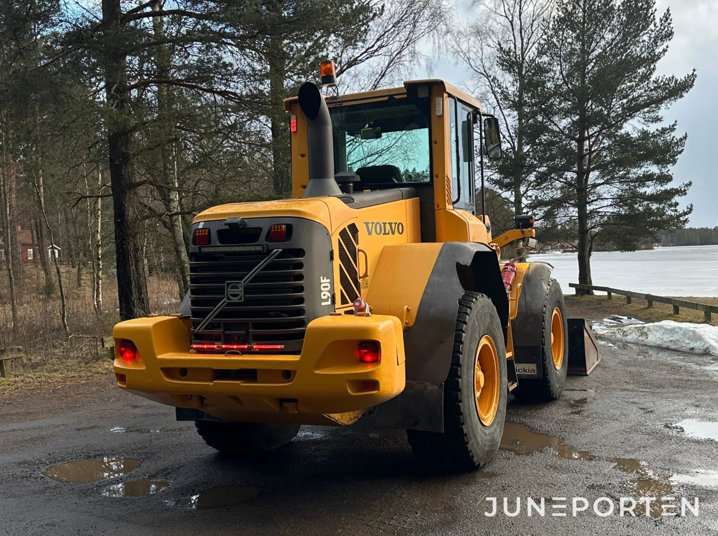 Hjullastare Volvo L90F med skopa