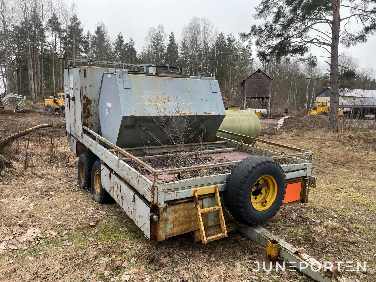 Tankvagn för skogs- och grävmaskin