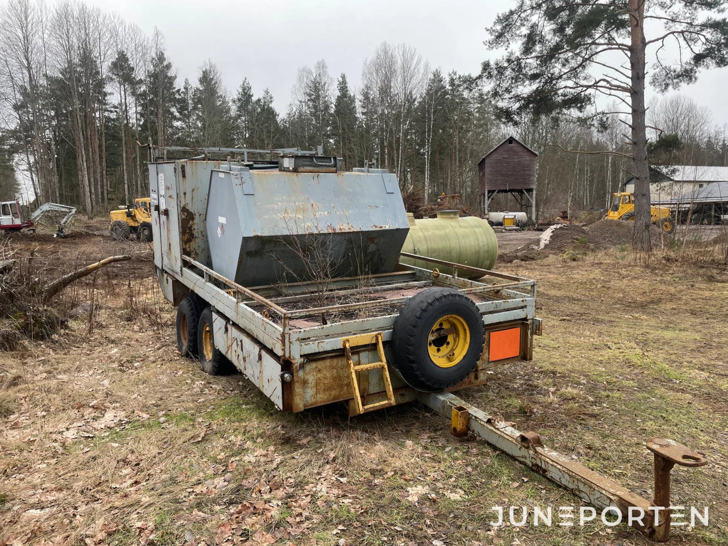 Tankvagn för skogs- och grävmaskin