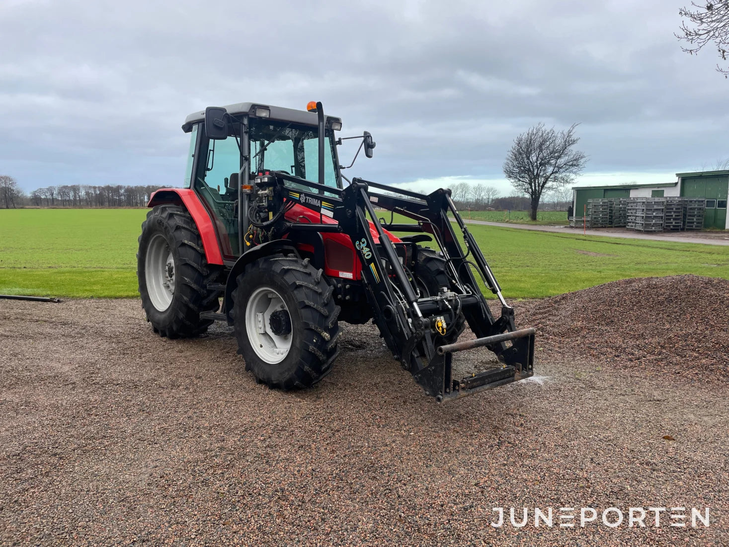 Massey Ferguson 4245 med Lastare